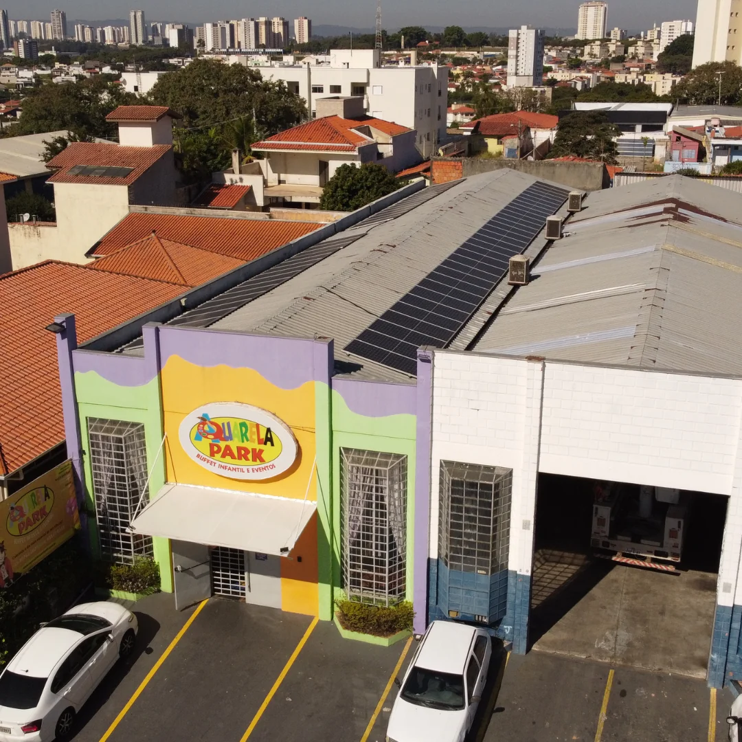 limpador de placa solar — Usina fotovoltaica instalada no telhado de galpao comercial