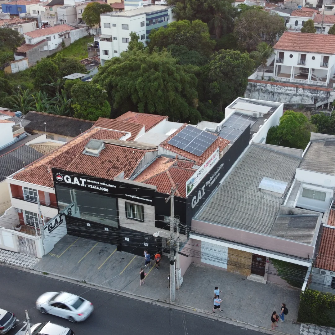 BYD energia solar — Paineis solares no telhado de predio comercial