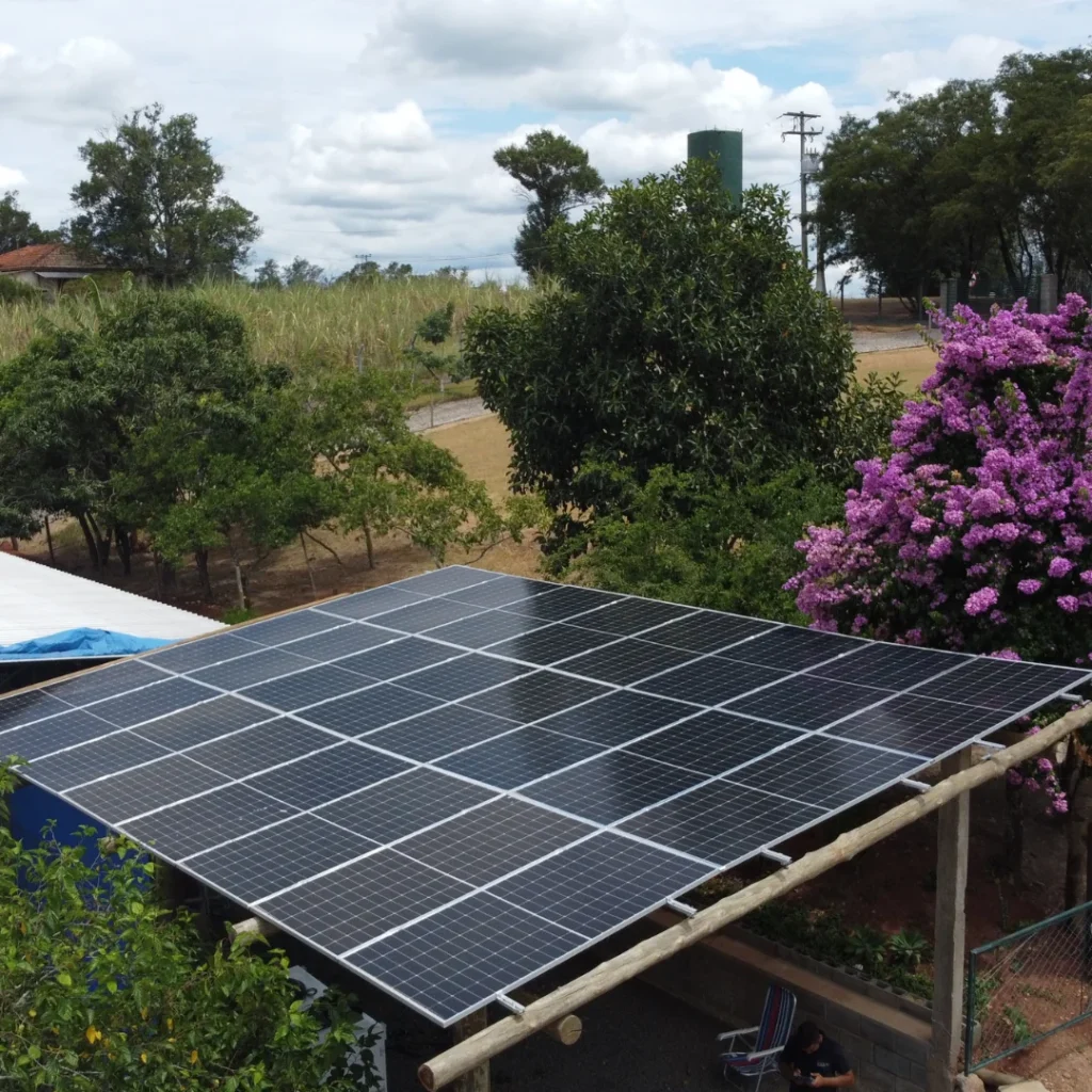 RE energia solar — Paineis de energia fotovoltaica em estrutura de cobertura externa