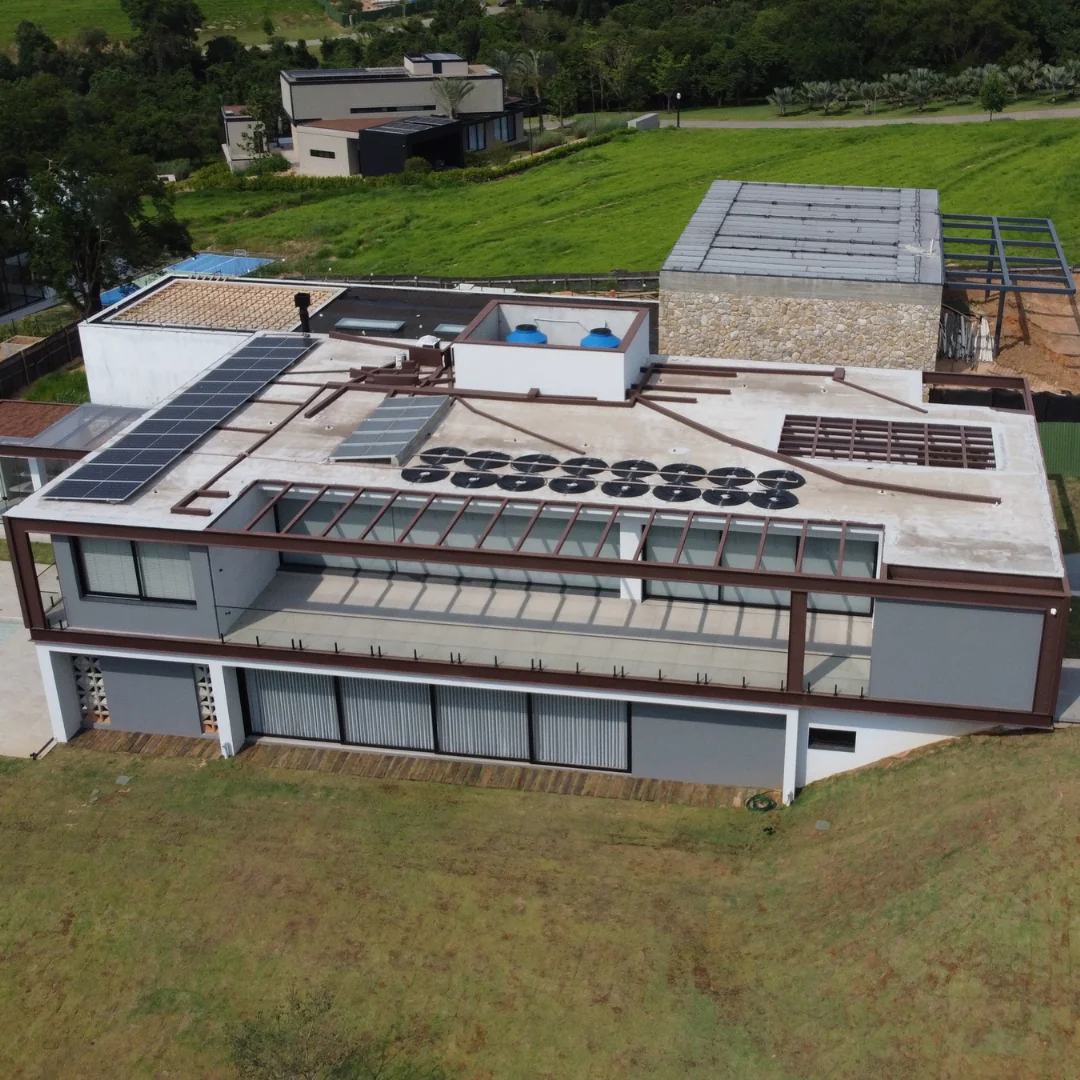 BYD energia solar — Sistema fotovoltaico em laje de residencia de alto padrao