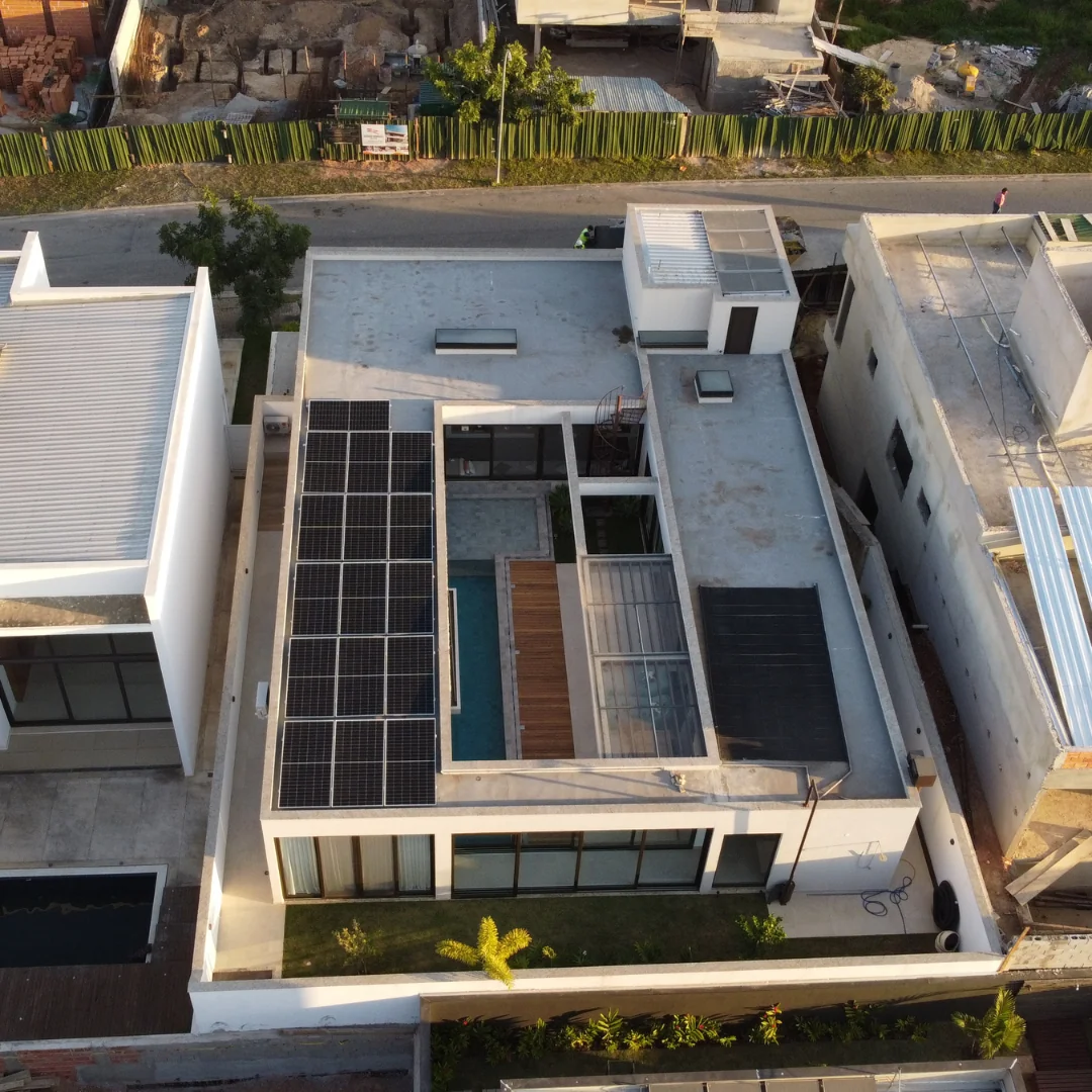 Lei 14300 — Paineis solares em laje de casa moderna com piscina