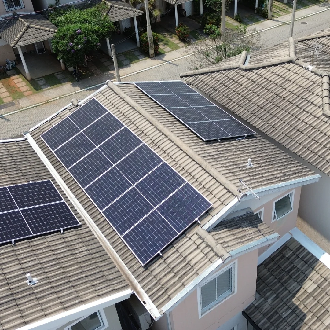 placa solar BYD — Placas solares instaladas em telhado ceramico residencial
