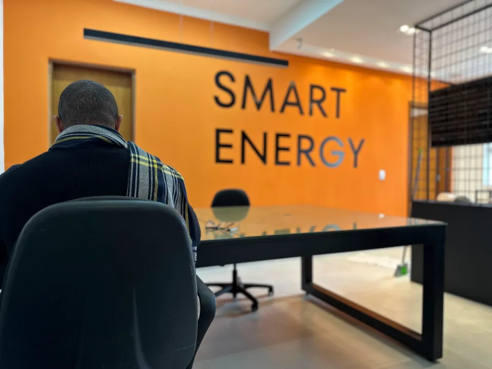 Escritório da RE Solar com a parede laranja Smart Energy