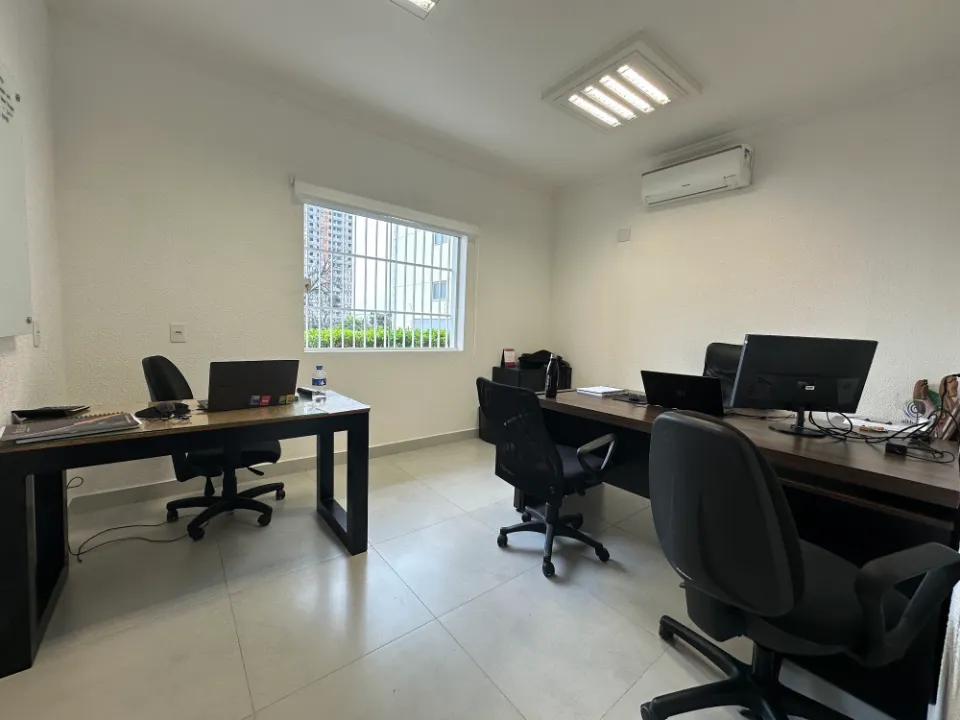 Estações de trabalho no escritório da RE Solar