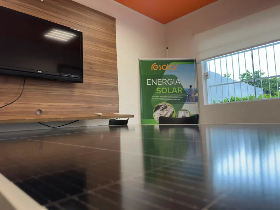 Mesa de reunião feita com uma placa solar na sede da RE Solar