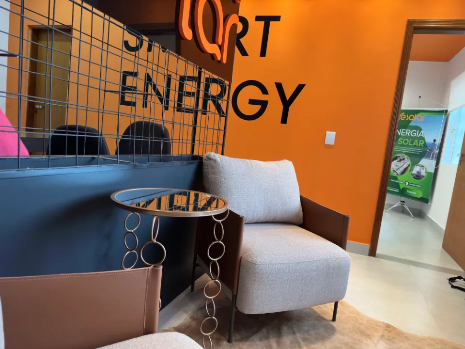 Recepção da sede da RE Solar com a parede Smart Energy