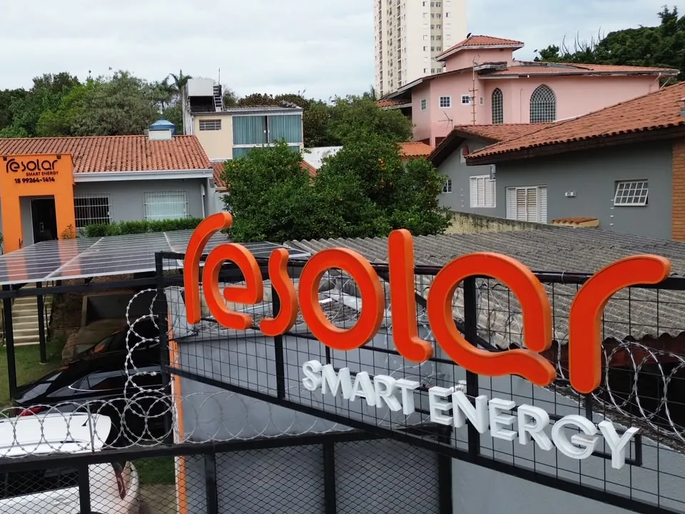 Fachada da sede da RE Solar em Sorocaba com o letreiro Smart Energy