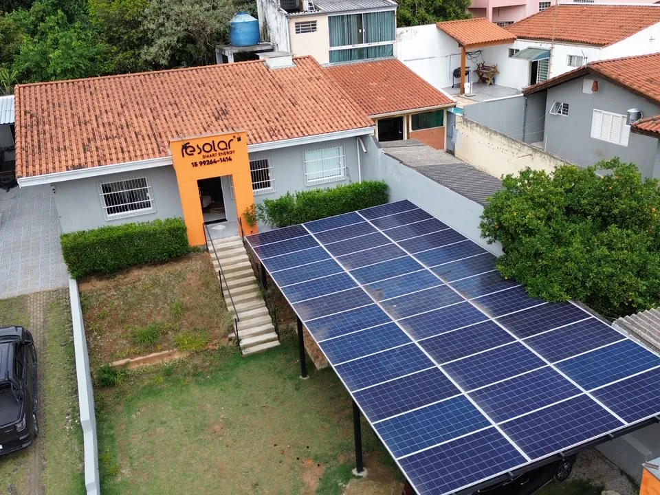 Sede da RE Solar em Sorocaba com garagem coberta por placas solares