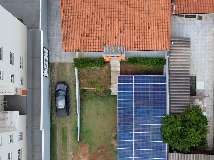 Vista aérea da sede da RE Solar com o sistema fotovoltaico da garagem