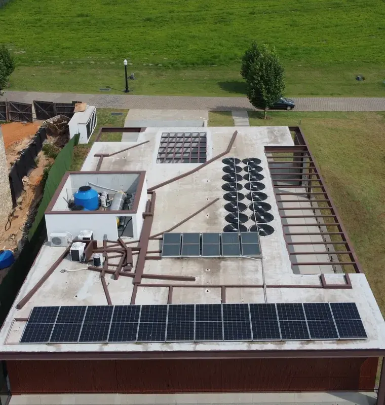 Vista aérea de residência de alto padrão em Porto Feliz/SP com uma fileira de 12 módulos fotovoltaicos na laje