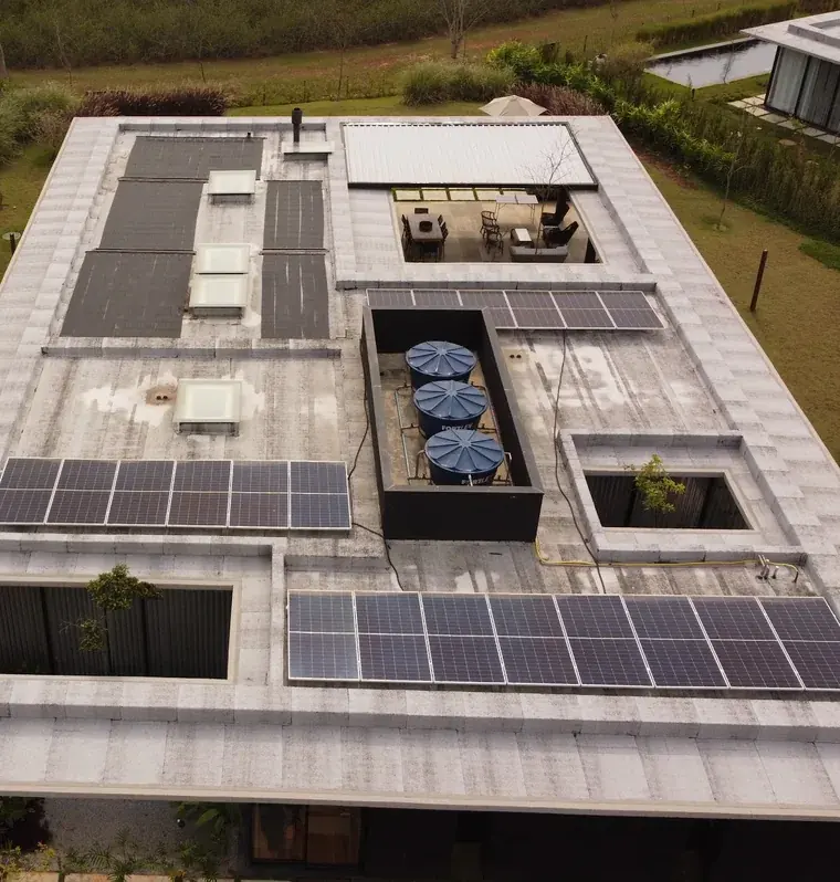 Vista aérea de residência de alto padrão em condomínio de Porto Feliz/SP, com 20 módulos fotovoltaicos em três fileiras sobre a laje.