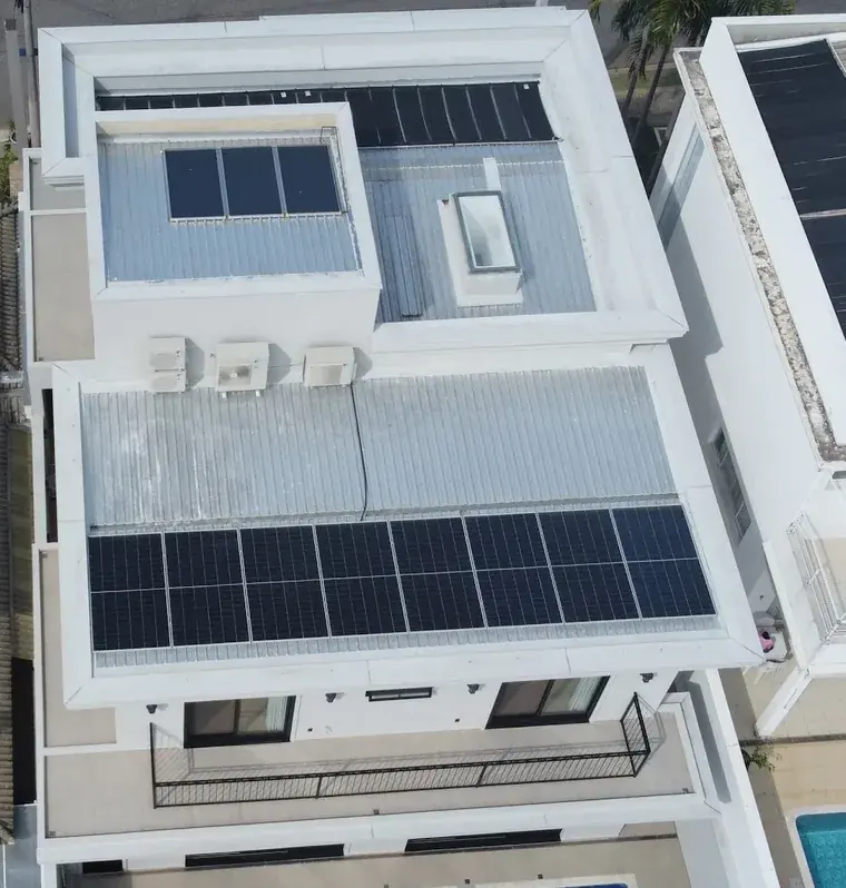 Vista aérea de residência em condomínio de Sorocaba/SP com uma fileira de 8 módulos fotovoltaicos no telhado metálico