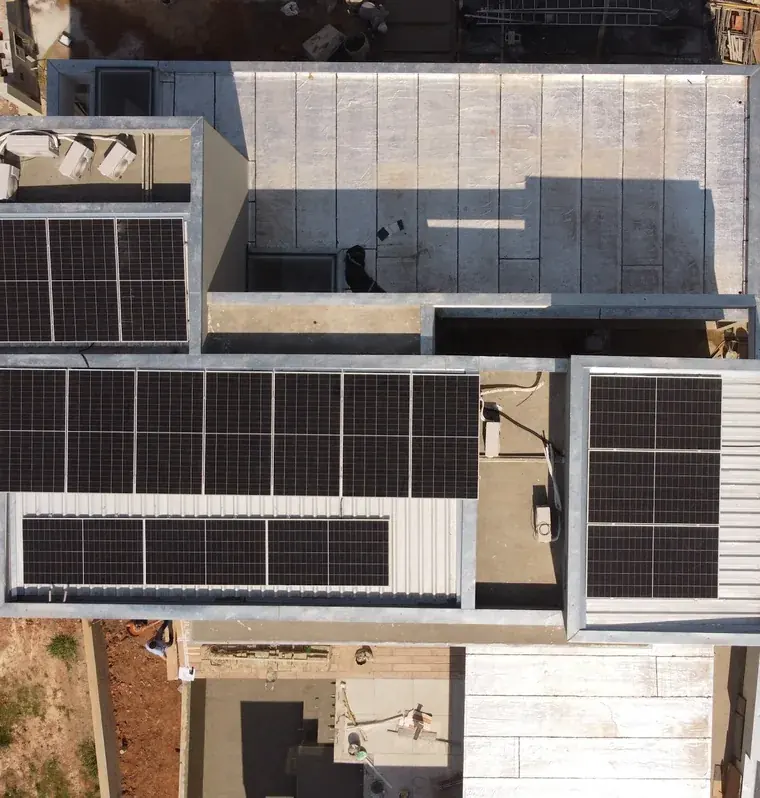 Vista aérea de cima de uma residência em Votorantim/SP com 16 módulos fotovoltaicos em quatro grupos na cobertura
