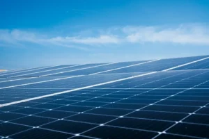 Painéis solares em telhado ilustrando o desconto na conta de luz pela Lei 14.300