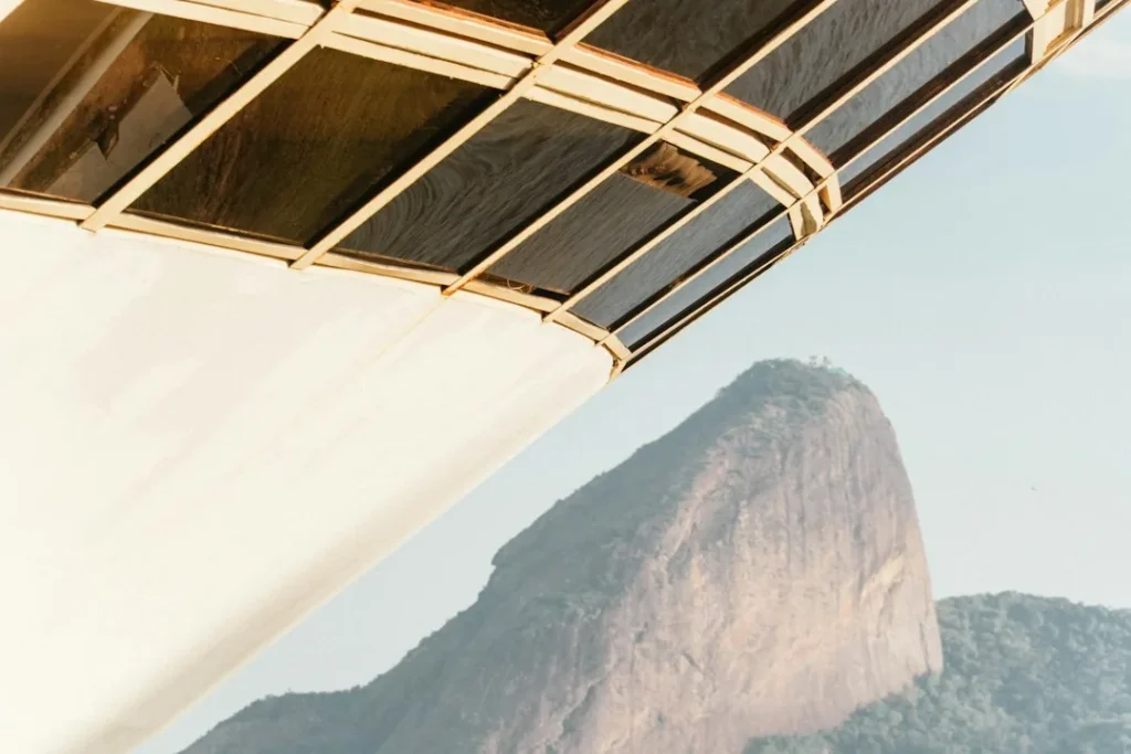 Painéis solares instalados em telhado com desconto na conta de luz pela Lei 14300
