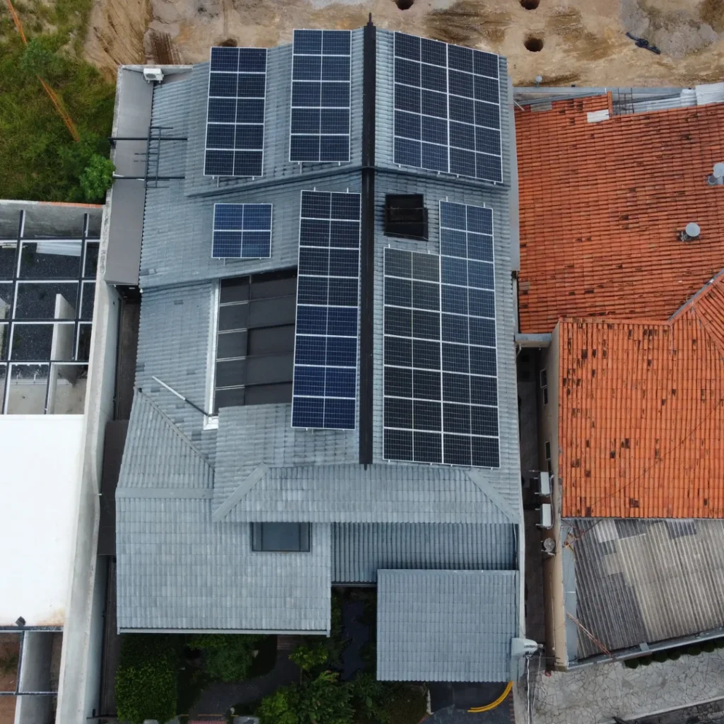 placas solares — Paineis solares instalados em telhado metalico e ceramico