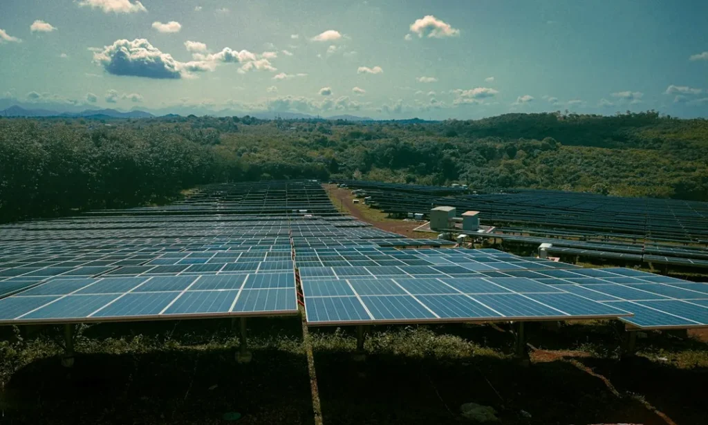 Usina fotovoltaica com painéis solares instalados em estrutura comercial gerando energia limpa